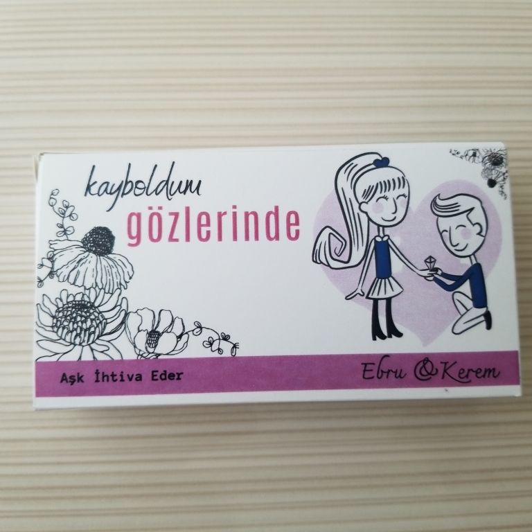 Kayboldum Gözlerinde ilaç kutusu davetiyesi